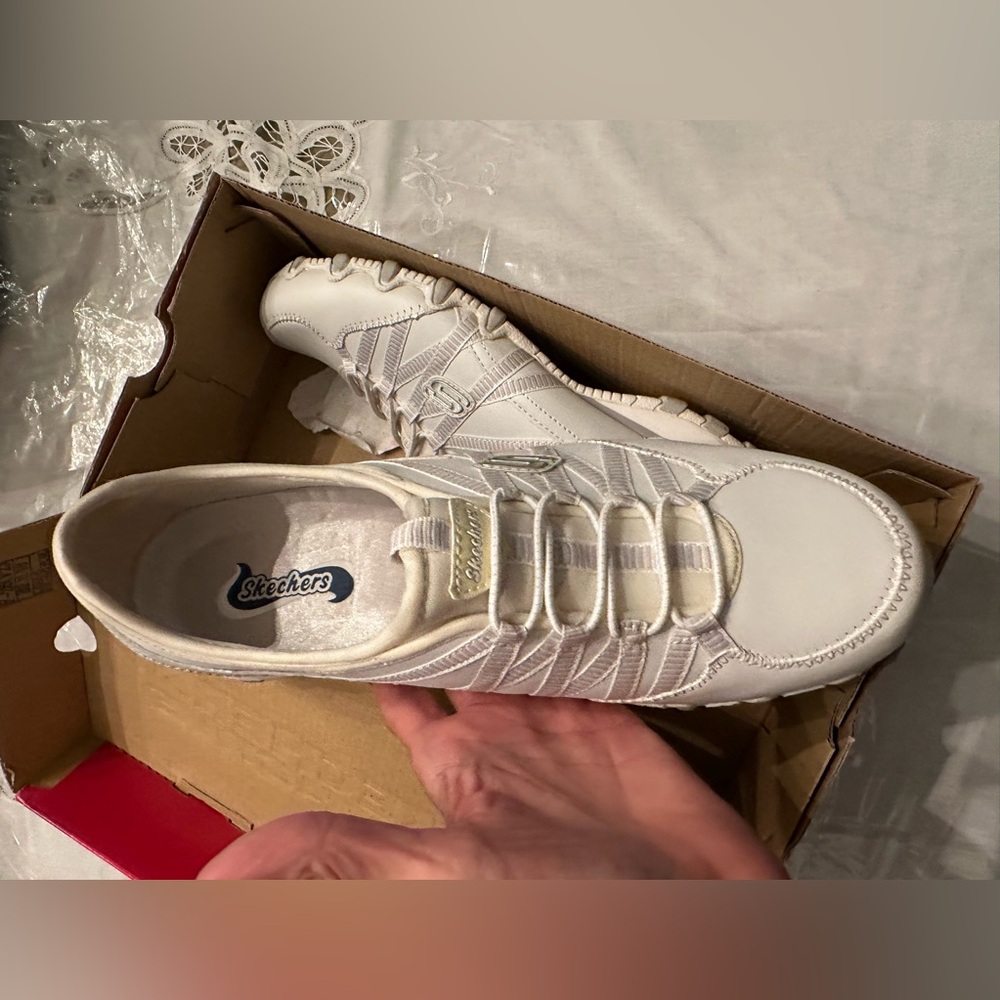 New Skechers women’s White Bikers-Dream Come True Sneakers size 9 in box - Picture 4 of 16